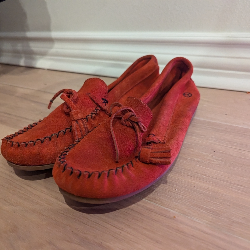 PEACE MOCCASINS in red SIZE 9 NIB